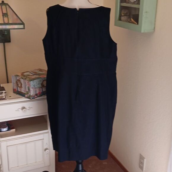 London Times Black Sheath Midi Dress Sleeveless Crew Neck. Zipper Detail. - Picture 7 of 11